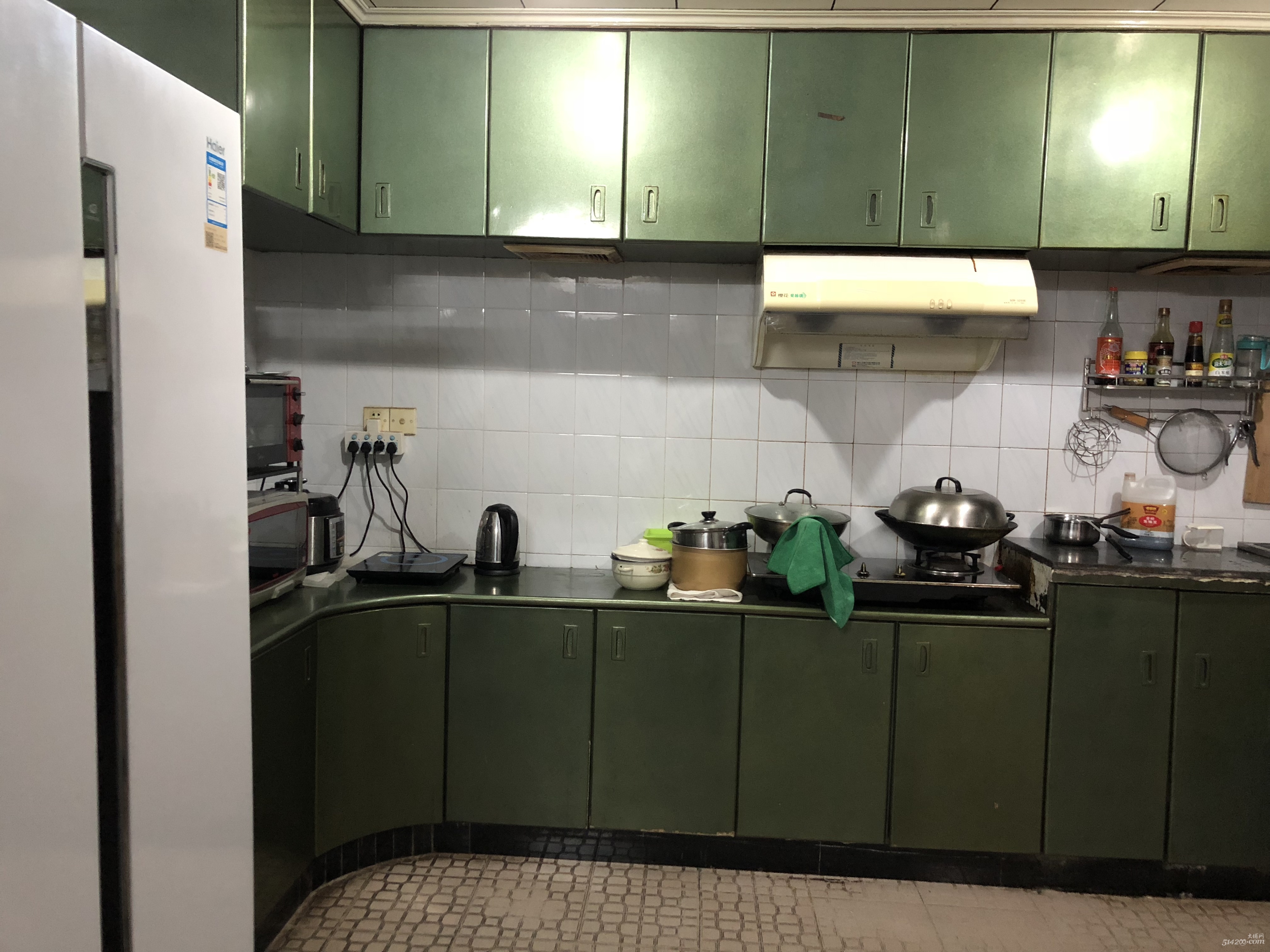 厨房宽敞大冰箱、烤箱、微波炉、电磁炉均齐全